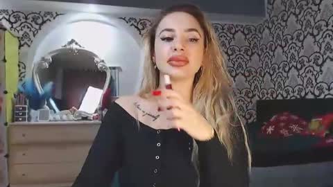 Queen LoraSinClare online show from 17, 12, 2025