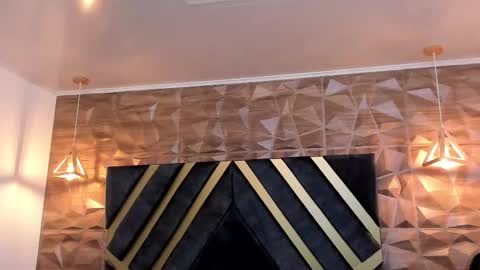  L O R E N Z O  Thumbs Up help  online show from 11, 2, 2025