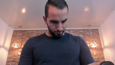  L O R E N Z O  Thumbs Up help  online show from 15, 2, 2025