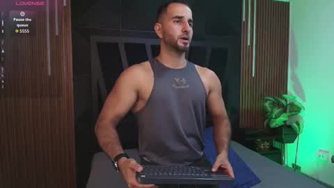  L O R E N Z O  Thumbs Up help  online show from 14, 3, 2026