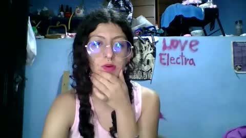 Snapshot of love_electra chatting on 5, 12, 2025 love_electra online show from 5, 12, 2025