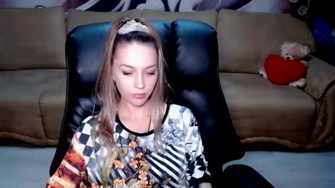 Snapshot of lovellymalina chatting on 6, 6, 2026 private open online show from 6, 6, 2026