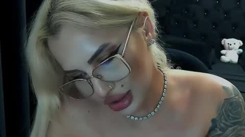 Snapshot of lovelyblondyxxx chatting on 8, 6, 2026 PrAllinXXXa online show from 8, 6, 2026
