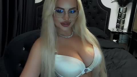 Snapshot of lovelyblondyxxx chatting on 9, 6, 2026 PrAllinXXXa online show from 9, 6, 2026