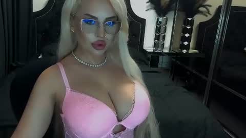Snapshot of lovelyblondyxxx chatting on 10, 6, 2026 PrAllinXXXa online show from 10, 6, 2026