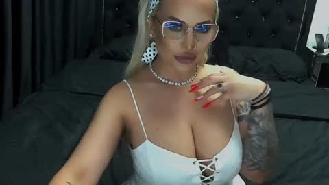 Snapshot of lovelyblondyxxx chatting on 18, 6, 2026 PrAllinXXXa online show from 18, 6, 2026