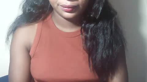 lovelylarra online show from 6, 4, 2026