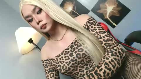 Snapshot of lovers_moon22 chatting on 13, 5, 2026 lovers moon22 online show from 13, 5, 2026
