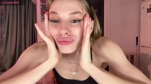 Snapshot of lovesstation chatting on 2, 3, 2025 lovesstation online show from 2, 3, 2025