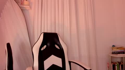 Snapshot of lucia_lee_ chatting on 11, 1, 2025 Lucia online show from 11, 1, 2025