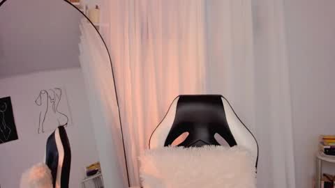 Snapshot of lucia_lee_ chatting on 19, 1, 2025 Lucia online show from 19, 1, 2025