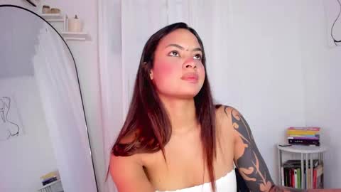 Snapshot of lucia_lee_ chatting on 21, 2, 2025 Lucia online show from 21, 2, 2025