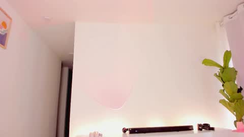 Snapshot of lucia_lee_ chatting on 12, 10, 2025 Lucia online show from 12, 10, 2025