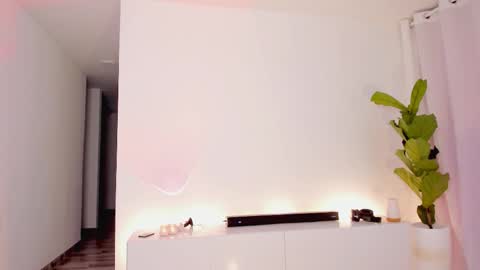 Snapshot of lucia_lee_ chatting on 13, 10, 2025 Lucia online show from 13, 10, 2025