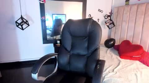 Lucia Vonne online show from 18, 10, 2025