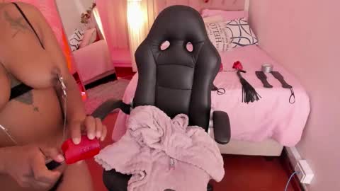 Snapshot of lucie_harper chatting on 30, 10, 2025 online show from 30, 10, 2025