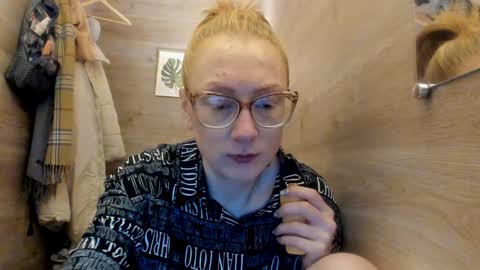 lucky_licky20 online show from 15, 12, 2024