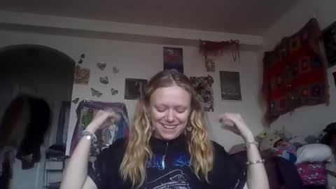 lucylovesflowers online show from 28, 7, 2026