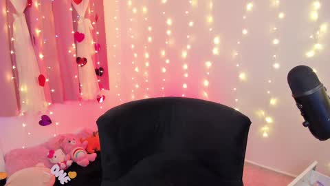 Snapshot of lucyy_peach chatting on 22, 2, 2025 LUCYY FROM HOME online show from 22, 2, 2025