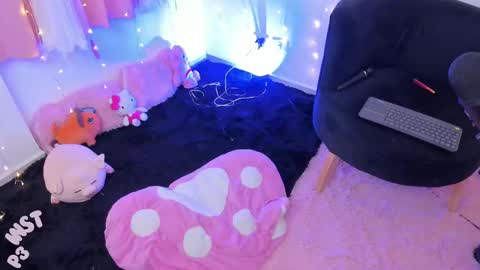 Snapshot of lucyy_peach chatting on 9, 3, 2025 LUCYY FROM HOME online show from 9, 3, 2025