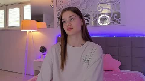 Snapshot of luisaclover chatting on 3, 6, 2026 LuisaClover online show from 3, 6, 2026