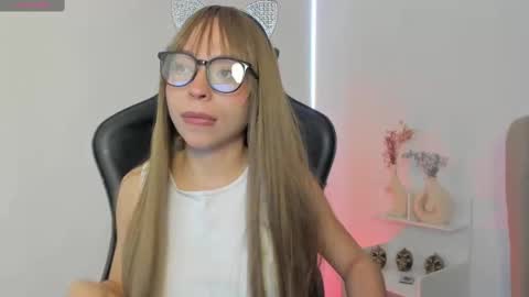 Snapshot of luluuberry chatting on 30, 10, 2025 luluuberry online show from 30, 10, 2025