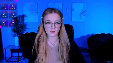 luna_berryy online show from 14, 3, 2026