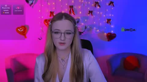 luna_berryy online show from 24, 4, 2026