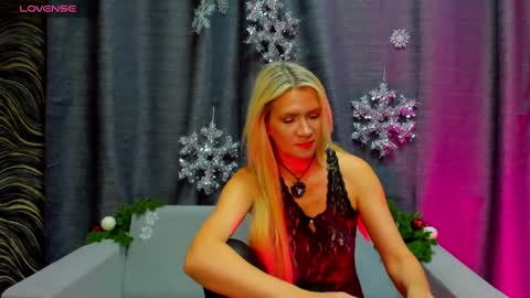 luna_lew1s online show from 30, 12, 2024