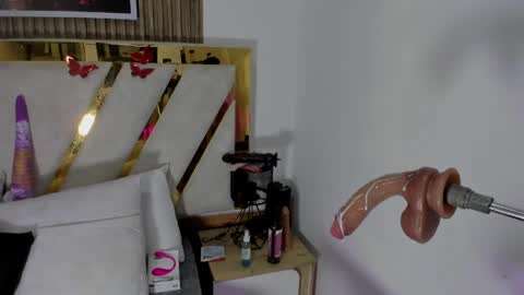 luna_naughty1 online show from 23, 4, 2026