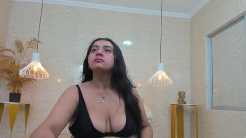 Luna Abril  online show from 8, 3, 2026