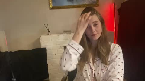 Snapshot of lunafeather chatting on 6, 11, 2025 lunafeather online show from 6, 11, 2025