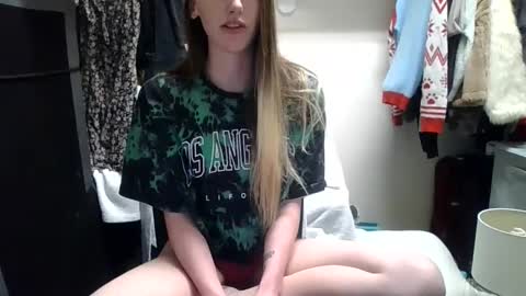 lunapixie2020 online show from 10, 3, 2025