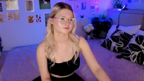 lunariafox online show from 18, 4, 2026