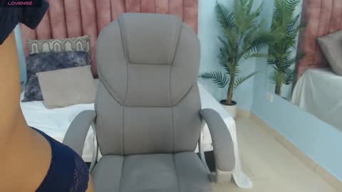 Snapshot of lunilove_ chatting on 5, 3, 2026 Luni Love online show from 5, 3, 2026