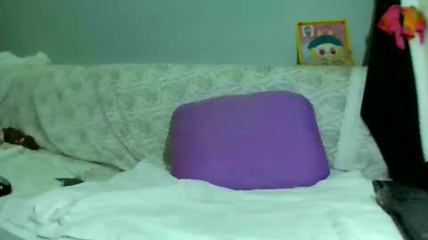 Snapshot of luvu4everxxx chatting on 5, 3, 2025 Bee Bee online show from 5, 3, 2025