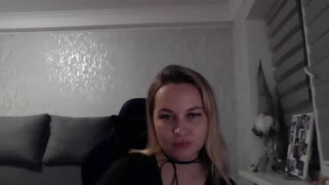 Snapshot of lyeeu25 chatting on 14, 12, 2025 Tina online show from 14, 12, 2025