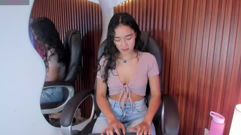 Lyhana Lee online show from 4, 10, 2025