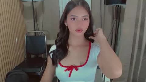 Snapshot of lykaloops chatting on 17, 5, 2026 LYKA LOOPS online show from 17, 5, 2026
