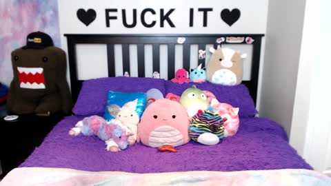 Mackenzie Wolfe online show from 15, 9, 2025