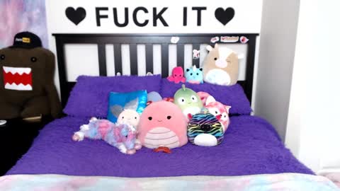 Mackenzie Wolfe online show from 23, 9, 2025