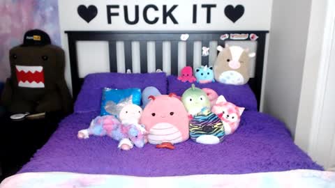 Mackenzie Wolfe online show from 25, 10, 2025