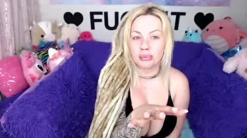 Mackenzie Wolfe online show from 15, 7, 2026