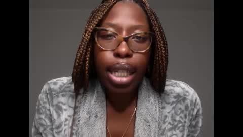 Snapshot of madamindigo chatting on 5, 1, 2025 YourMadamIndigo online show from 5, 1, 2025