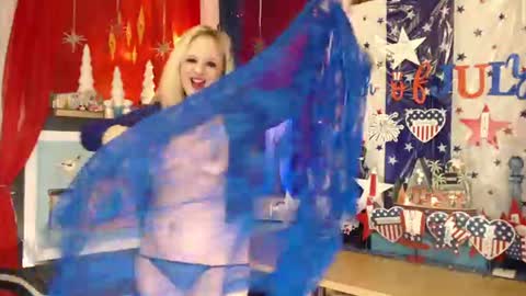 Snapshot of maddisonrae76 chatting on 11, 6, 2026 MaddisonRae online show from 11, 6, 2026