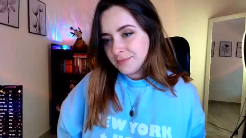 Snapshot of madelamee chatting on 1, 12, 2025 madelamee online show from 1, 12, 2025