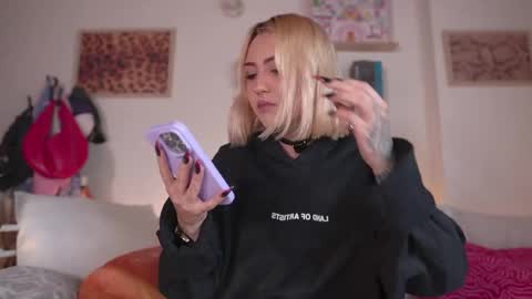 Maeve  schedule 11 am- 530 pm colombia time  online show from 16, 4, 2026