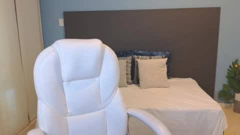 Maiaa Ruiz  online show from 18, 1, 2025