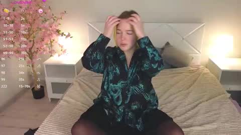 Snapshot of manic_pixie_ chatting on 1, 2, 2025 manic_pixie_ online show from 1, 2, 2025