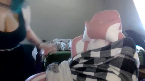 Snapshot of manicpixiepop chatting on 4, 12, 2025 ManicPixiePop online show from 4, 12, 2025